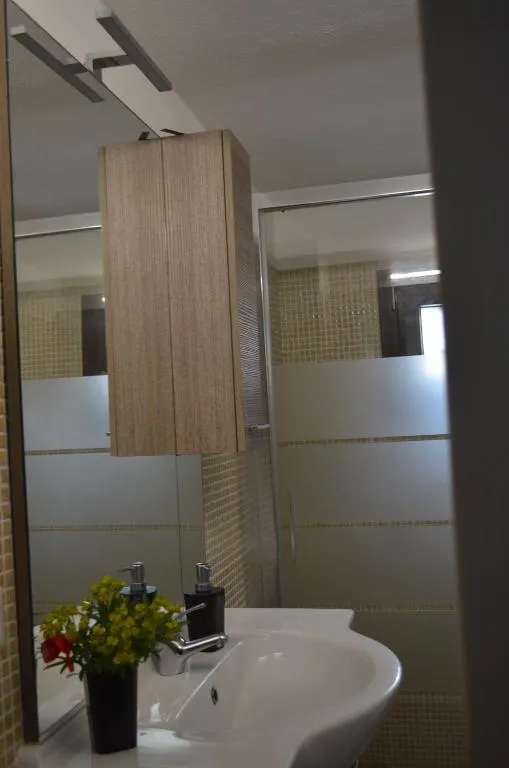 Dettaglio del bagno con lavandino a Villa Mare Blu