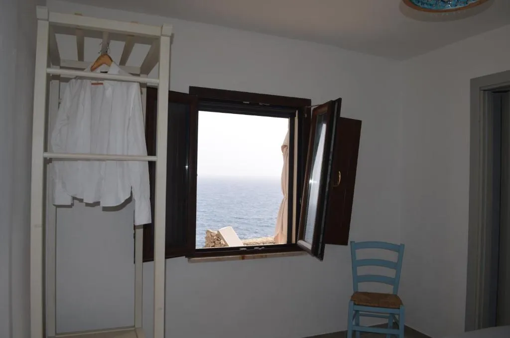 Spazio interno della camera matrimoniale vista mare di Villa Mare Blu