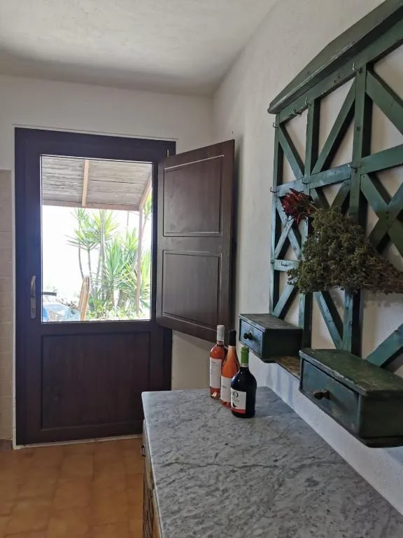 Cucina con porta verso l’esterno a Villa Mare Blu