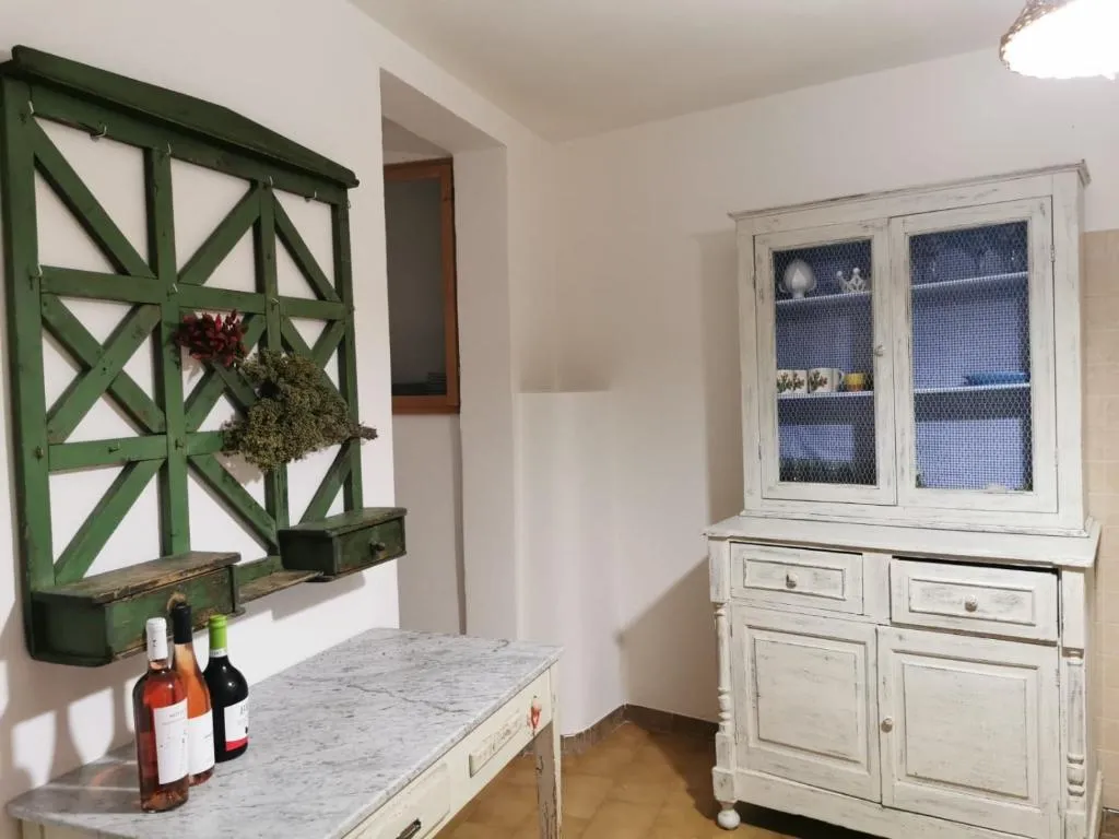 Cucina di Villa Mare Blu con credenza e piano di lavoro