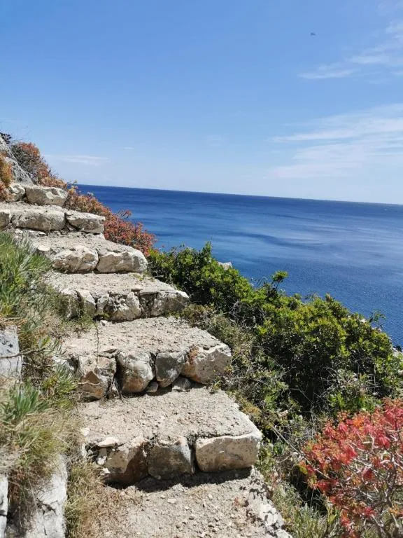 Vista della scogliera vicino a Villa Mare Blu sul Ciolo