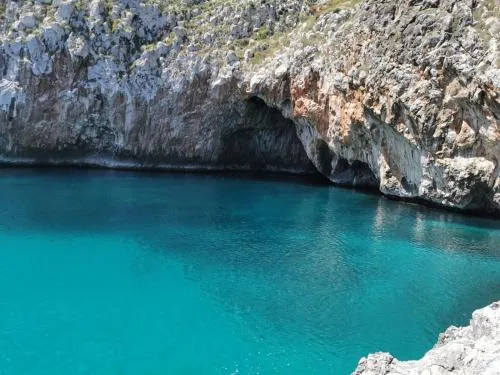 Scogliera sul mare vicino a Villa Mare Blu nel Salento