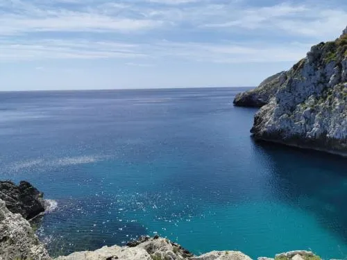 Vista della scogliera vicino a Villa Mare Blu sul Ciolo