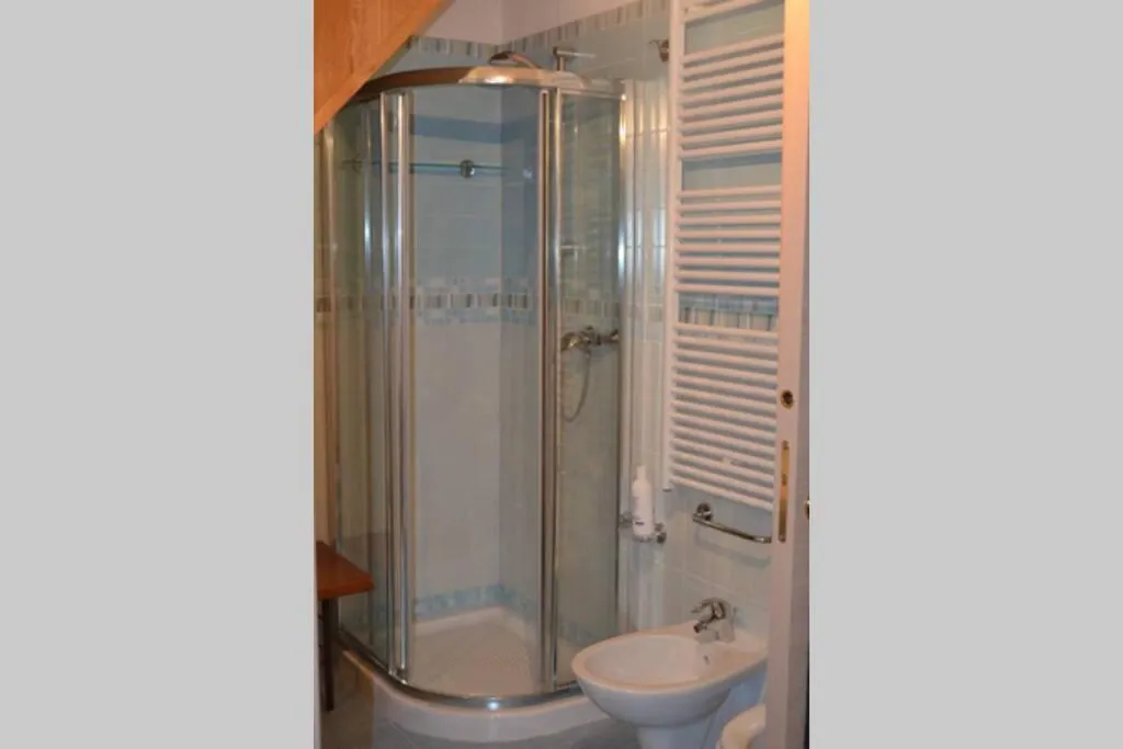 Bagno secondario con doccia a Chalet nel Bosco