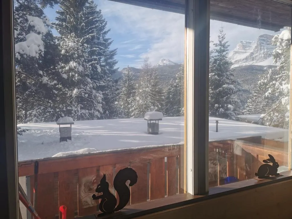 Vista sulle cime innevate dal soggiorno di Chalet nel Bosco