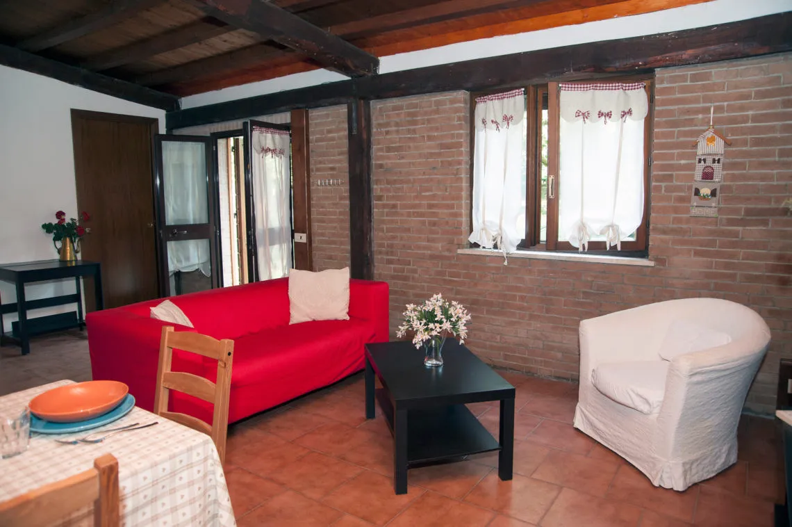 Soggiorno del Casaletto Colle Mattia con divano letto e ingresso