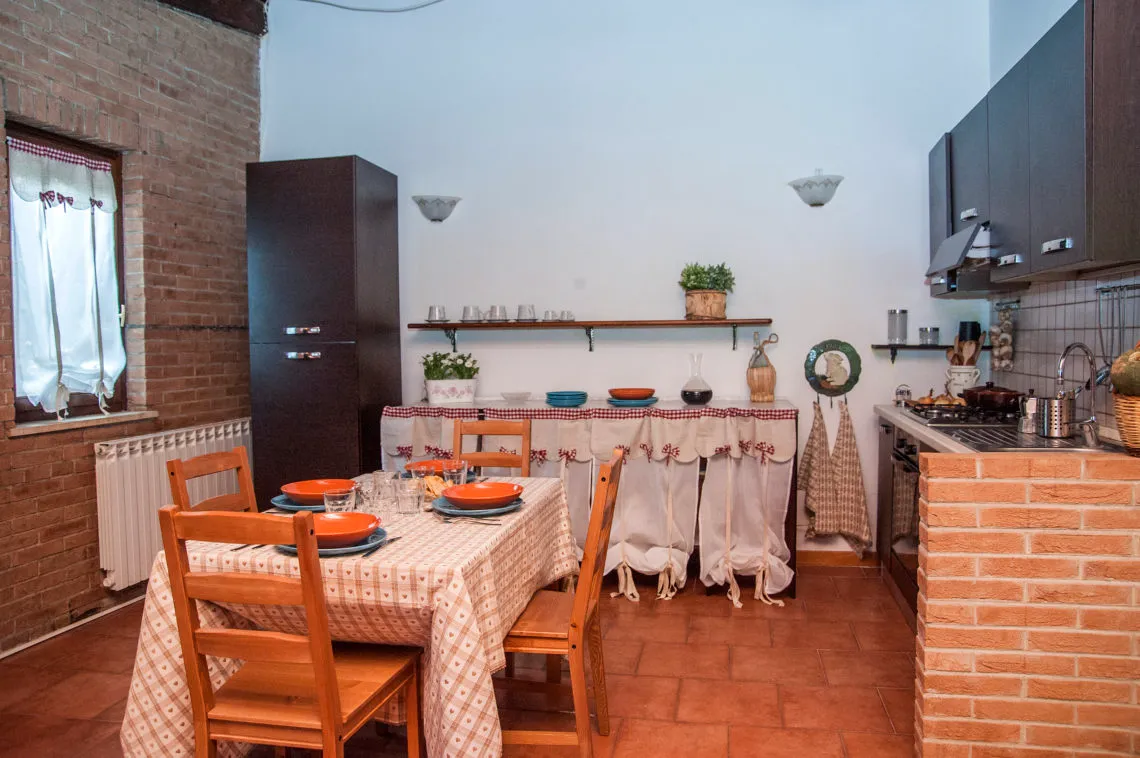 Zona giorno del Casaletto Colle Mattia con cucina e tavolo da pranzo