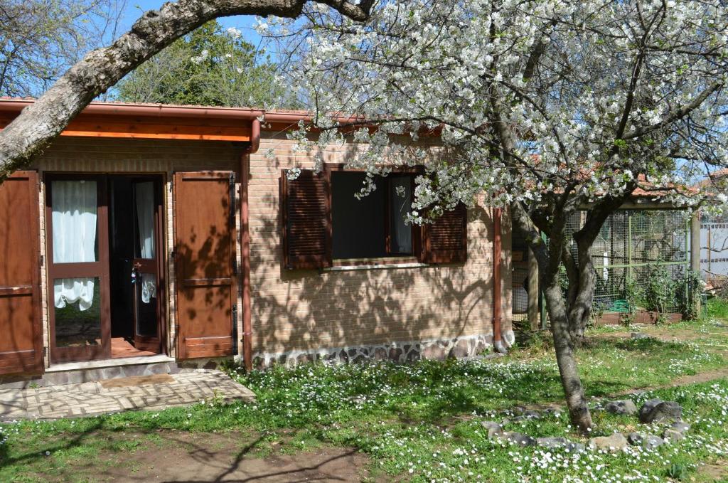 Esterni del Casaletto Colle Mattia con giardino condiviso