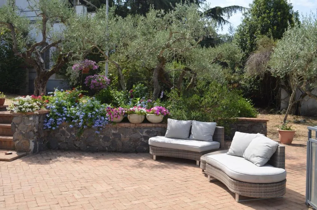 Giardino condiviso della Tenuta Colle Mattia con zona relax esterna