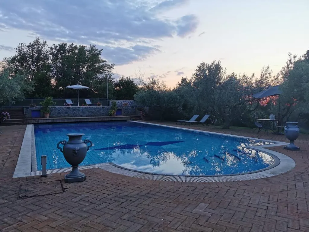 Piscina della Tenuta Colle Mattia con giardino condiviso