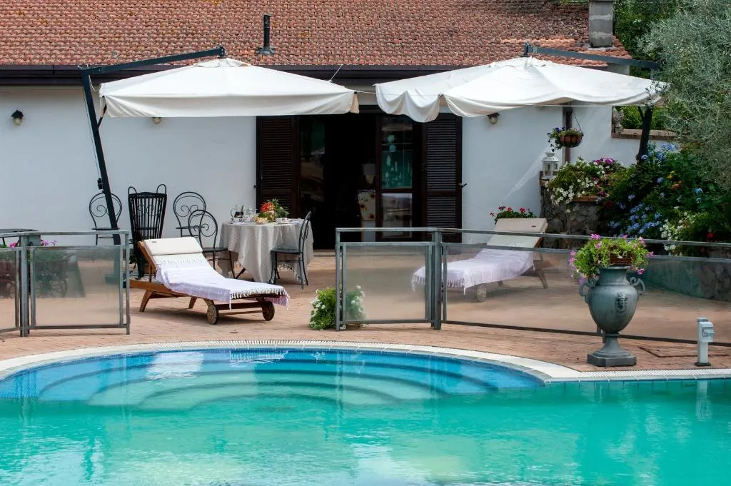 Piscina della Tenuta Colle Mattia con terrazza solarium e vista sul Loft