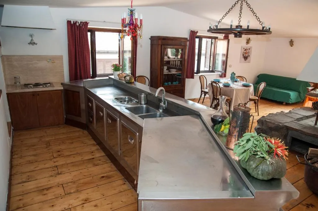 Cucina del Loft Colle Mattia con vista sulla zona giorno e sul tavolo da pranzo