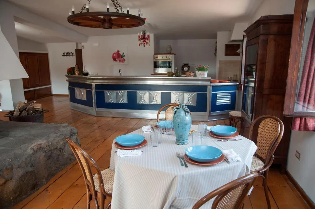 Zona giorno del Loft Colle Mattia con tavolo da pranzo e cucina