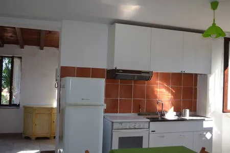 Cucina della Loggia Colle Mattia con tavolo da pranzo