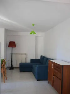 Soggiorno della Loggia Colle Mattia con tavolo e divano letto